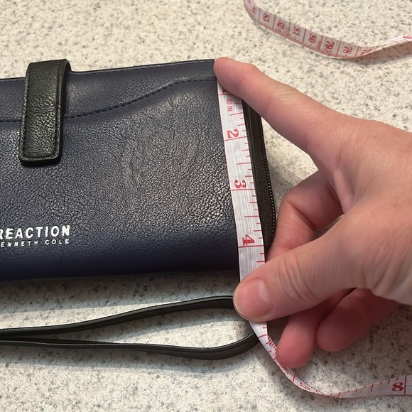 Reaction Kenneth Cole Navy blue wristlet wallet - Picture 4 of 10